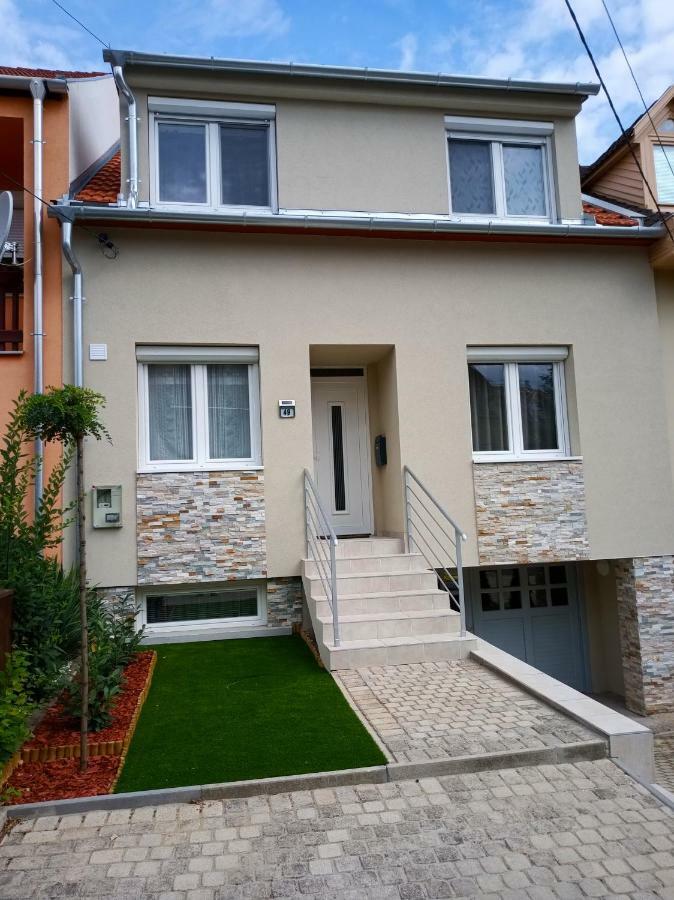 Valentina Apartman Apartment เอ็กเกอร์ ภายนอก รูปภาพ